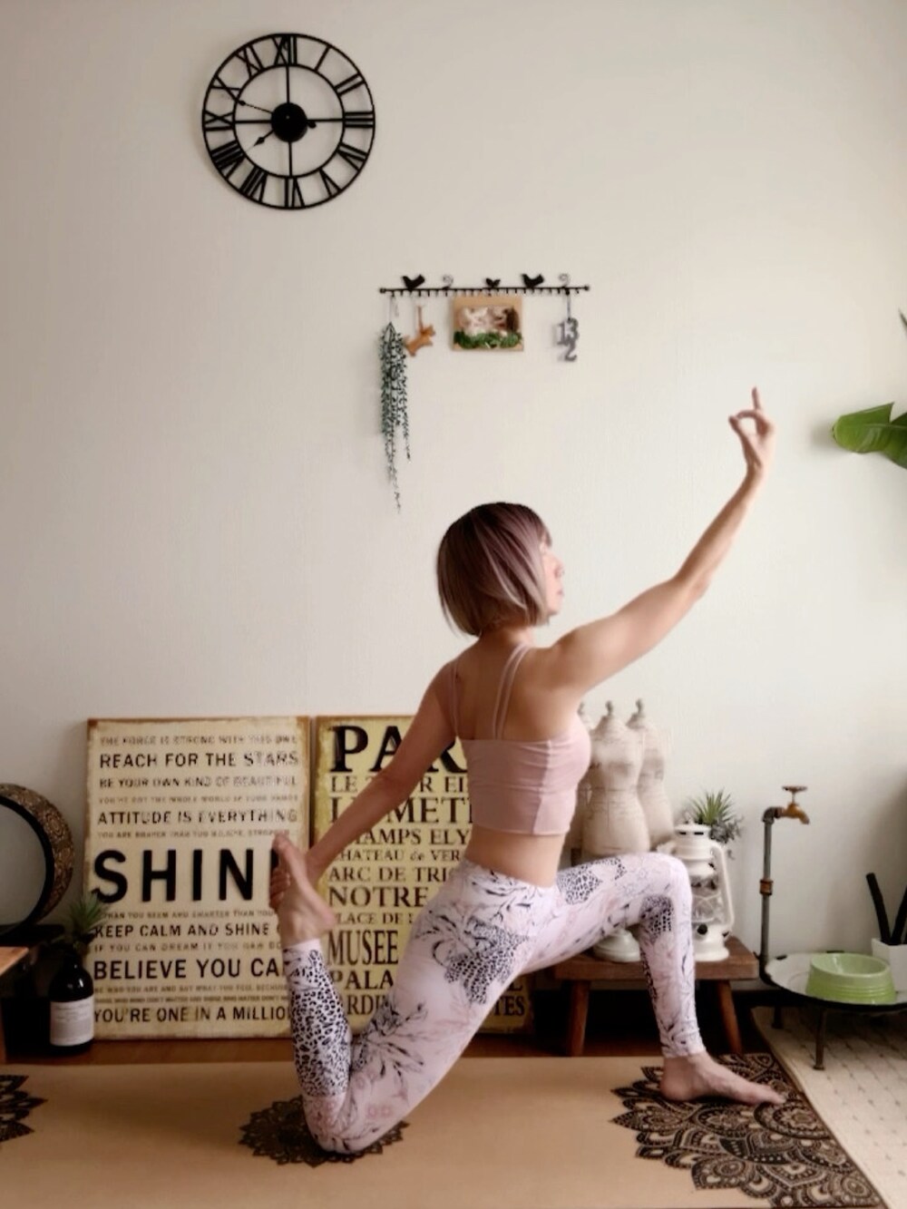 ピンク系のキャミソール、ピンク系のウィッグ、ピンク系のレギンス/スパッツを着用したレディースの秋コーディネートの5枚目の写真