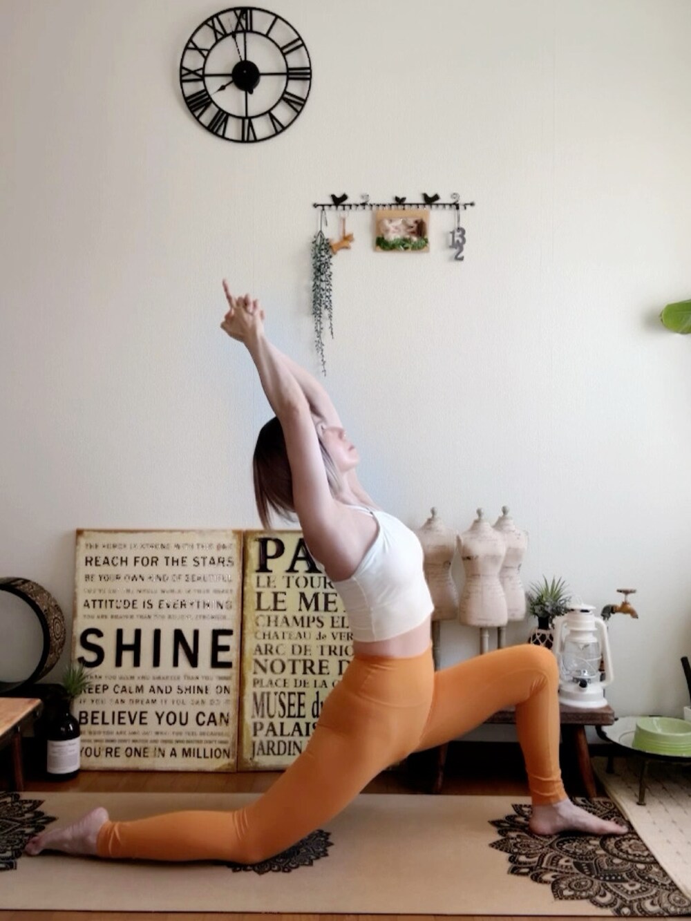 ホワイト系のキャミソール、オレンジ系のレギンス/スパッツ、ピンク系のウィッグを着用したレディースの秋コーディネートの3枚目の写真