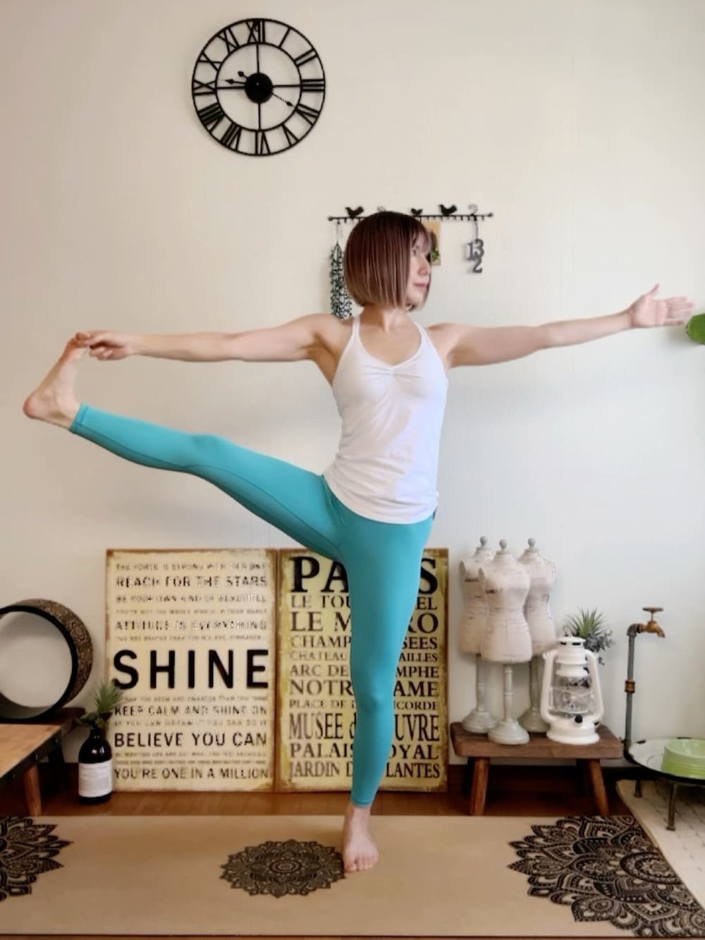 ホワイト系のキャミソール、ブルー系のレギンス/スパッツ、ピンク系のウィッグを着用したレディースの夏コーディネートの2枚目の写真