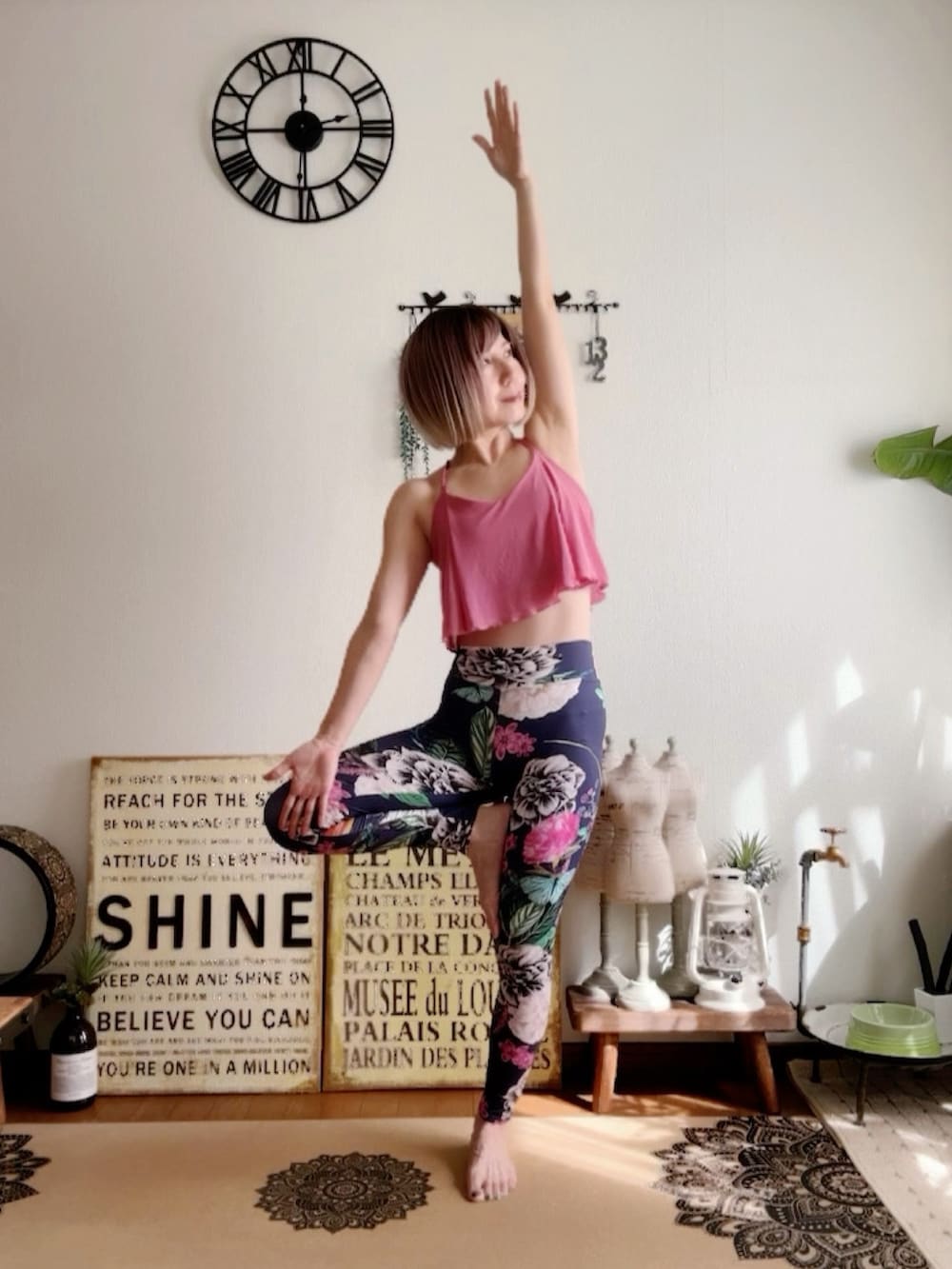 ピンク系のキャミソール、ブルー系のレギンス/スパッツ、ピンク系のウィッグを着用したレディースの秋コーディネートの4枚目の写真