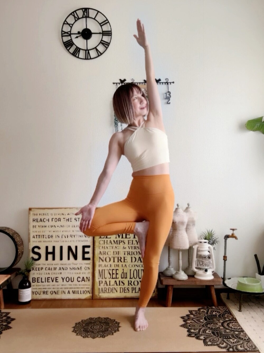 ホワイト系のキャミソール、オレンジ系のレギンス/スパッツ、ピンク系のウィッグを着用したレディースの夏コーディネートの3枚目の写真