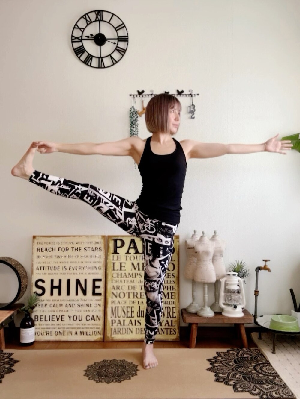 ブラック系のタンクトップ、ホワイト系のレギンス/スパッツ、ピンク系のウィッグを着用したレディースの夏コーディネートの2枚目の写真