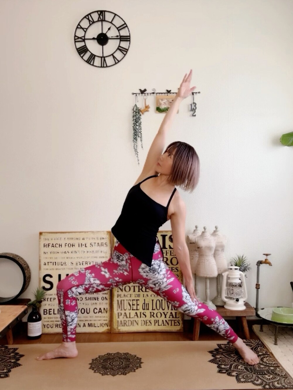 ブラック系のキャミソール、ピンク系のウィッグ、レッド系のレギンス/スパッツを着用したレディースの夏コーディネートの2枚目の写真