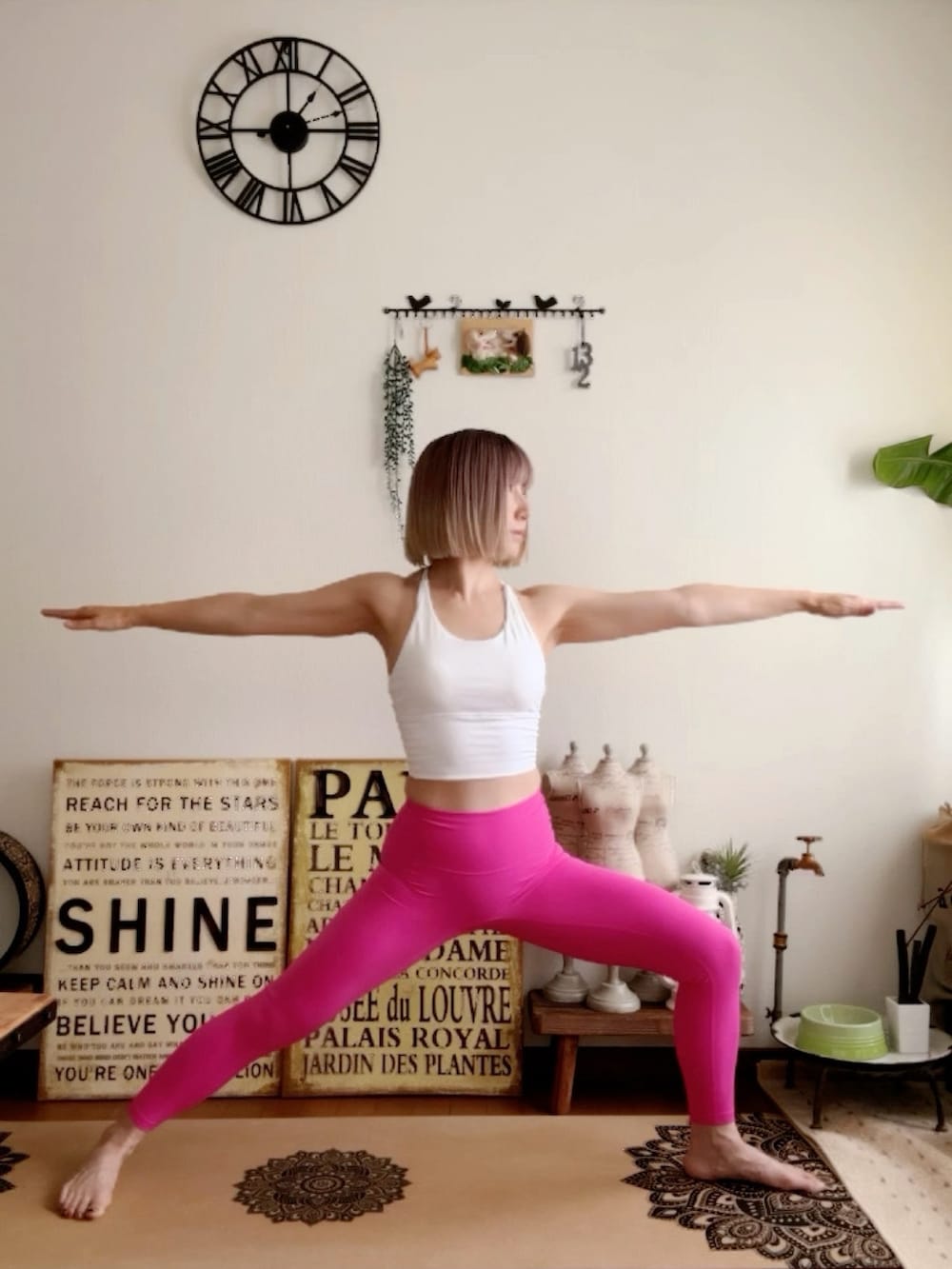 ホワイト系のキャミソール、ピンク系のウィッグ、ピンク系のレギンス/スパッツを着用したレディースの夏コーディネートの3枚目の写真