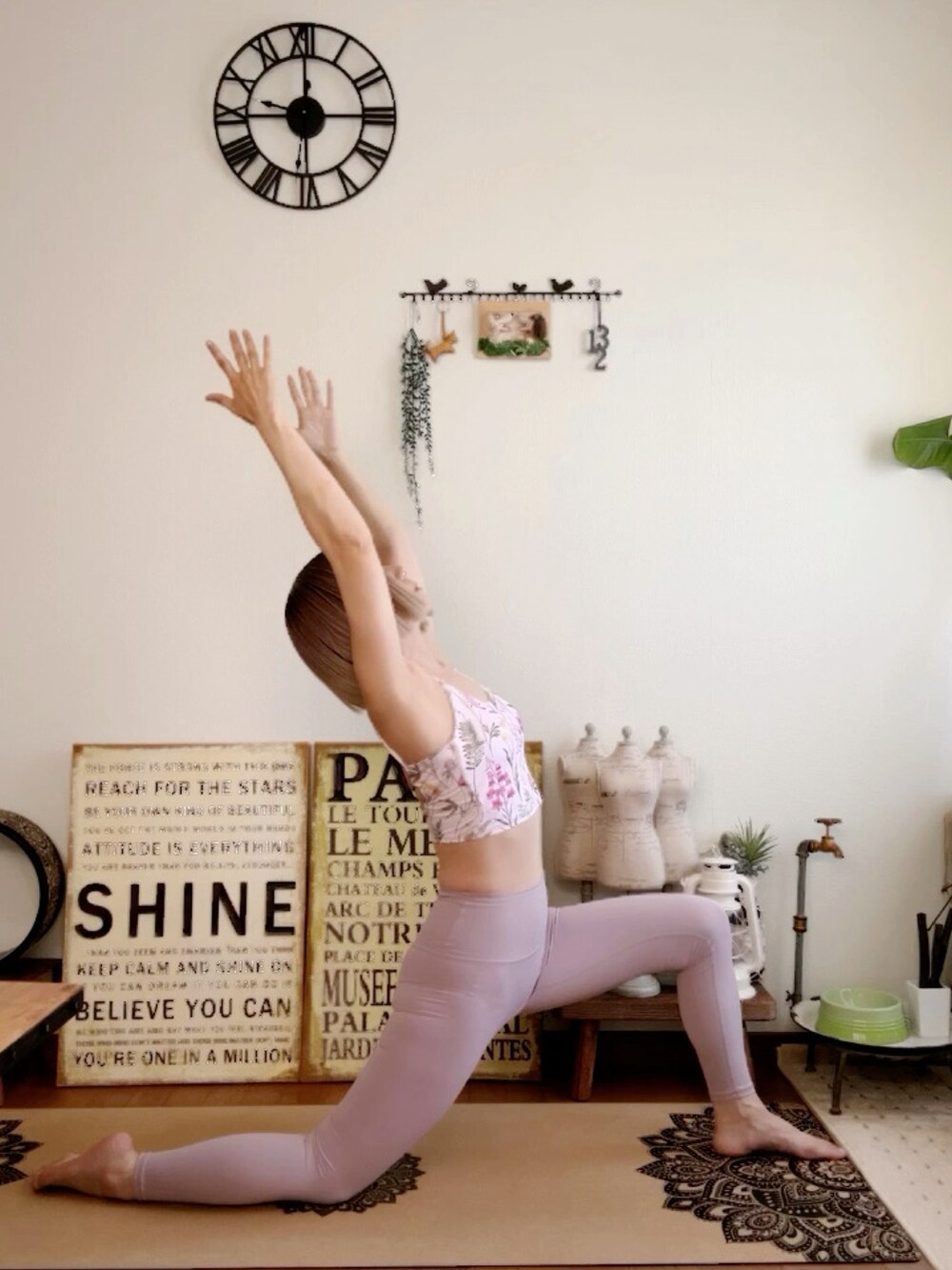 パープル系のレギンス/スパッツ、ピンク系のウィッグを着用したレディースの夏コーディネートの4枚目の写真