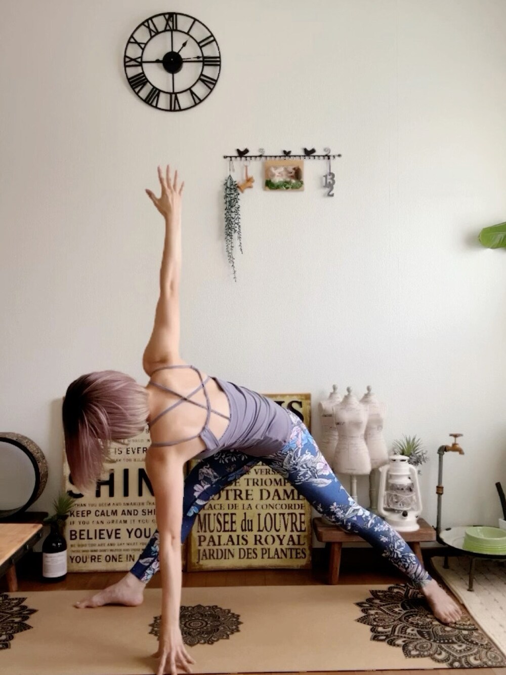 パープル系のキャミソール、ピンク系のウィッグ、ブルー系のレギンス/スパッツを着用したレディースの夏コーディネートの4枚目の写真