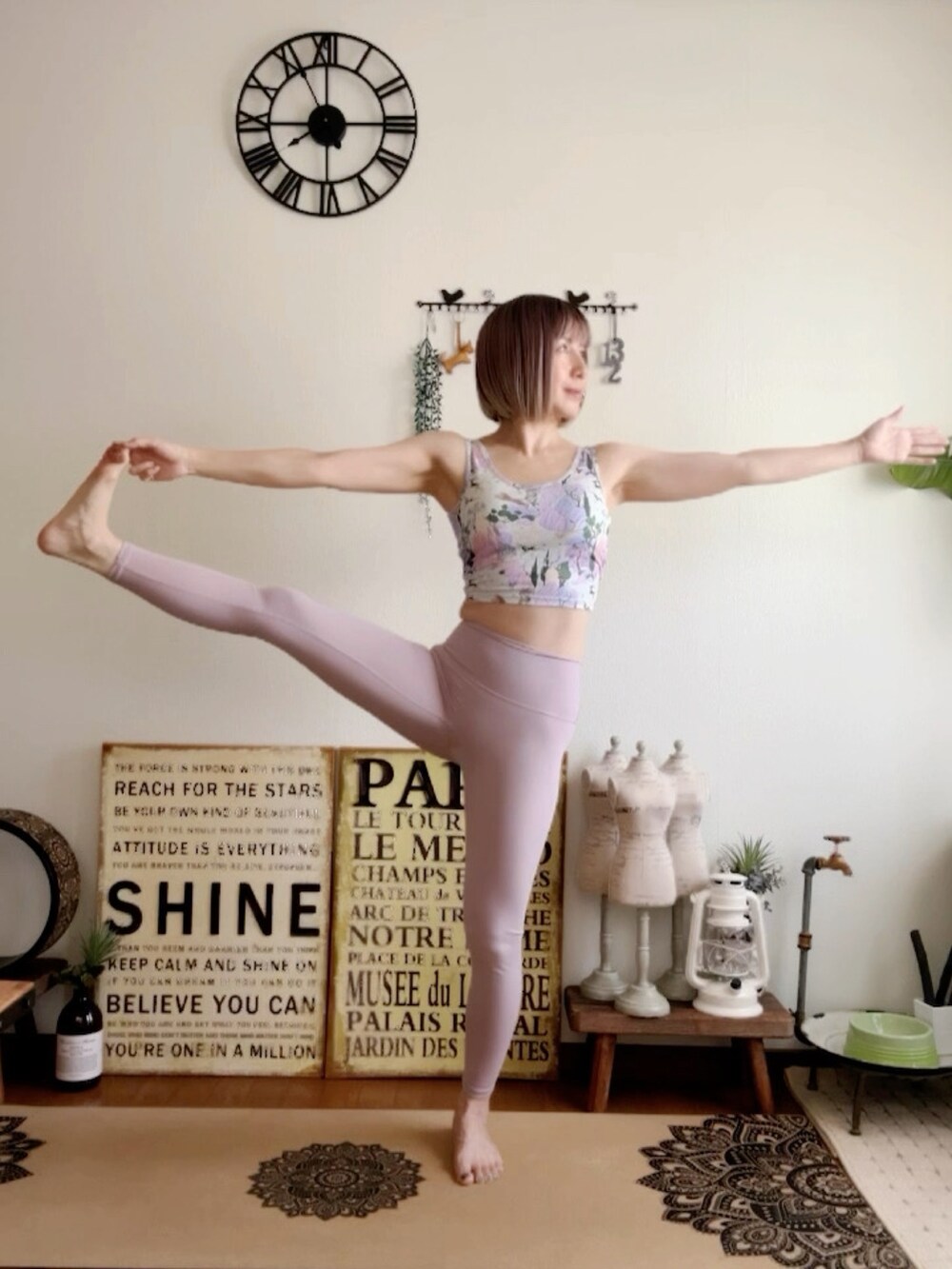 パープル系のキャミソール、パープル系のレギンス/スパッツ、ピンク系のウィッグを着用したレディースの夏コーディネートの3枚目の写真