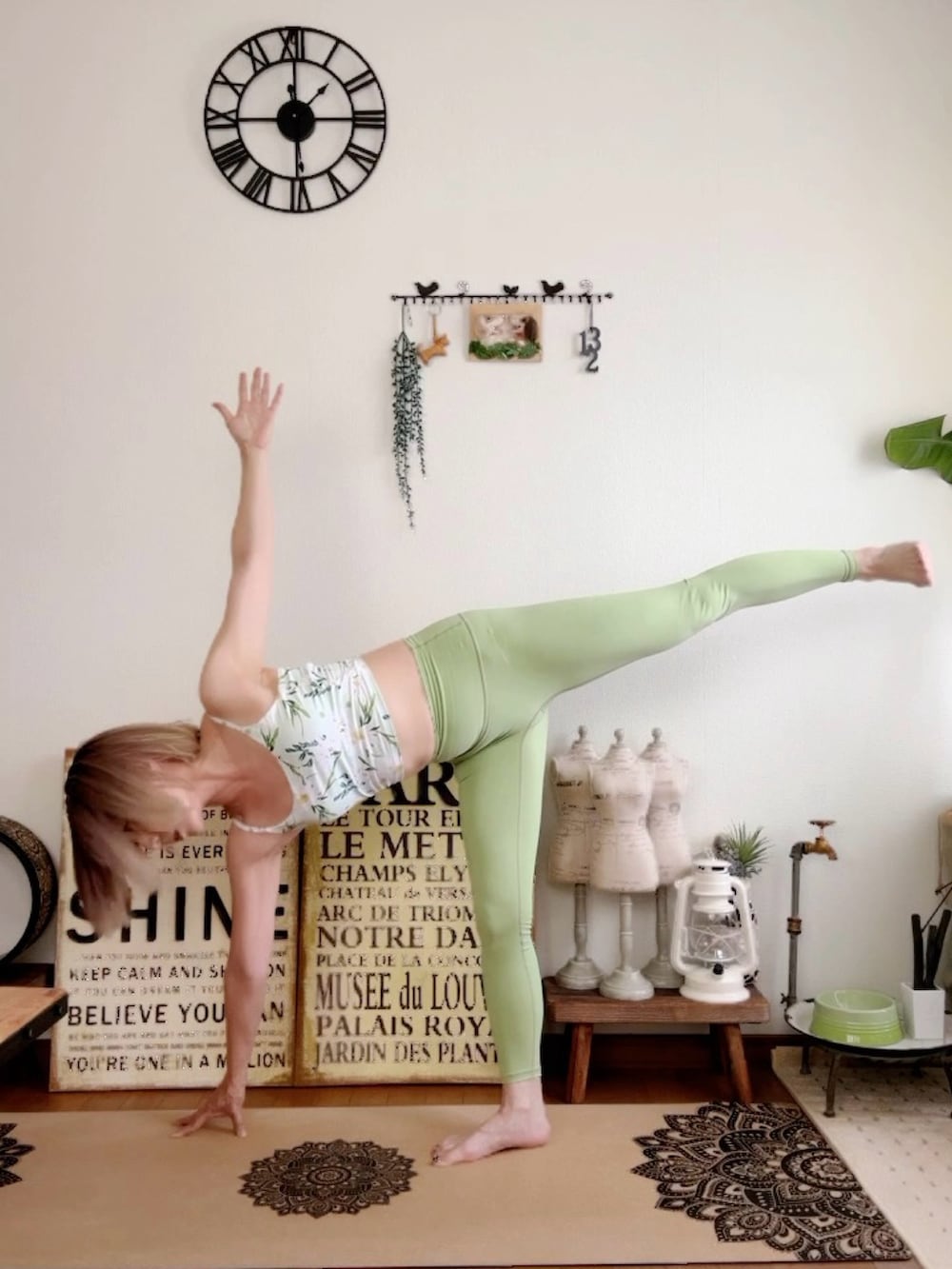 ピンク系のウィッグ、グリーン系のレギンス/スパッツを着用したレディースの夏コーディネートの3枚目の写真