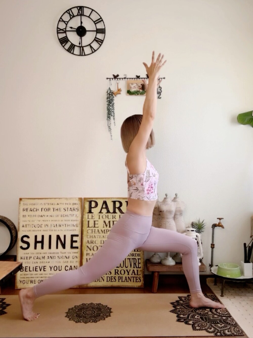 パープル系のレギンス/スパッツ、ピンク系のウィッグを着用したレディースの夏コーディネートの5枚目の写真