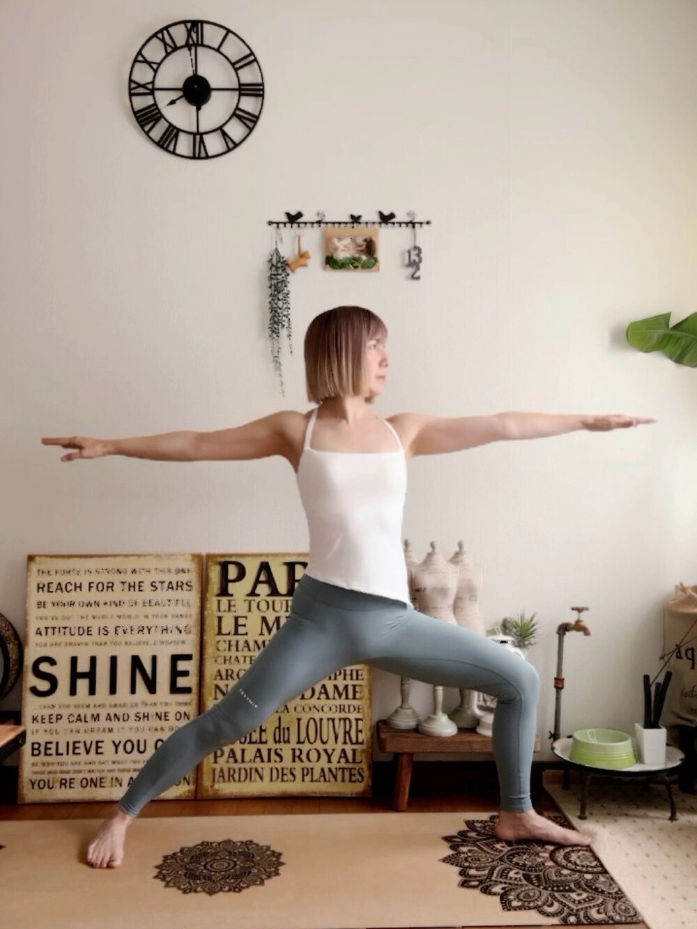 ホワイト系のキャミソール、グリーン系のレギンス/スパッツ、ピンク系のウィッグを着用したレディースの夏コーディネートの3枚目の写真