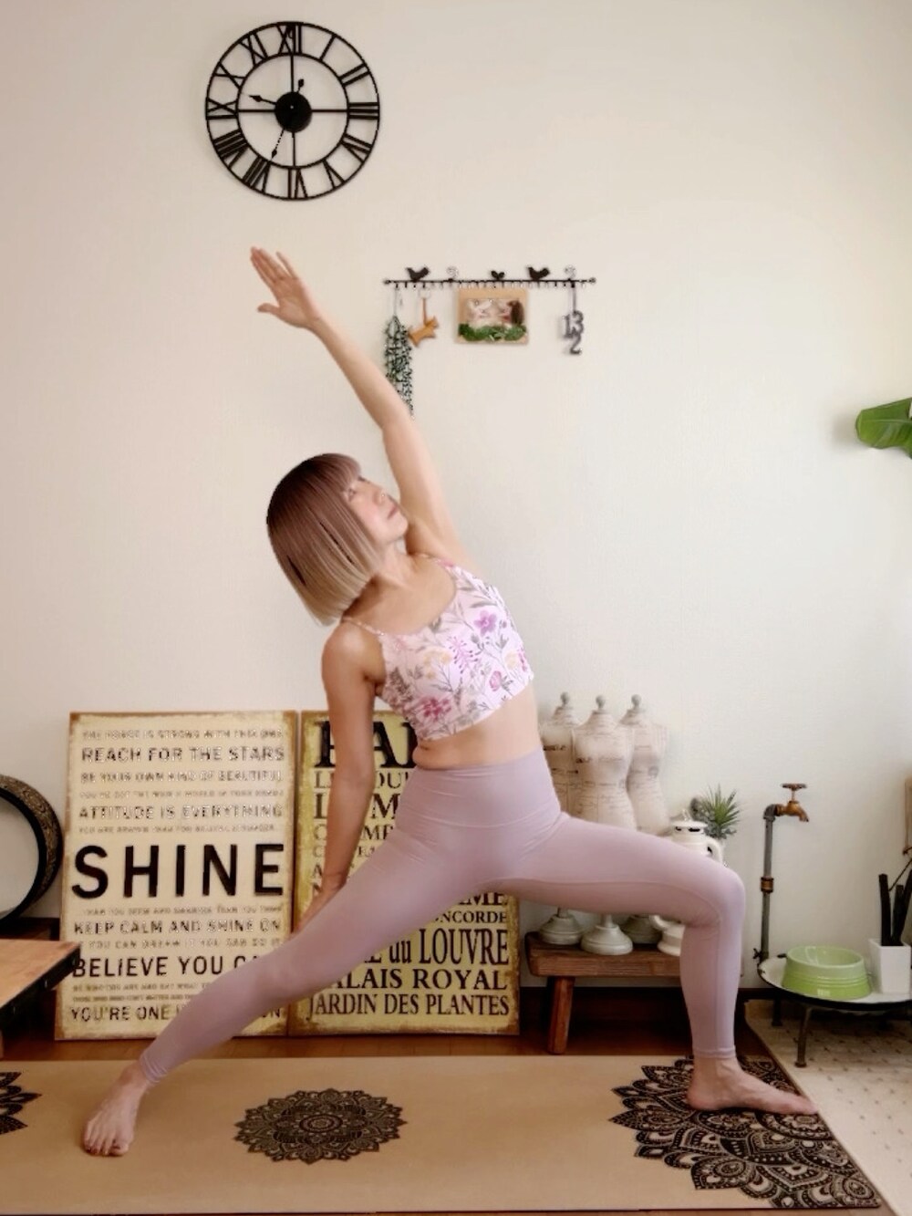 パープル系のレギンス/スパッツ、ピンク系のウィッグを着用したレディースの夏コーディネートの3枚目の写真