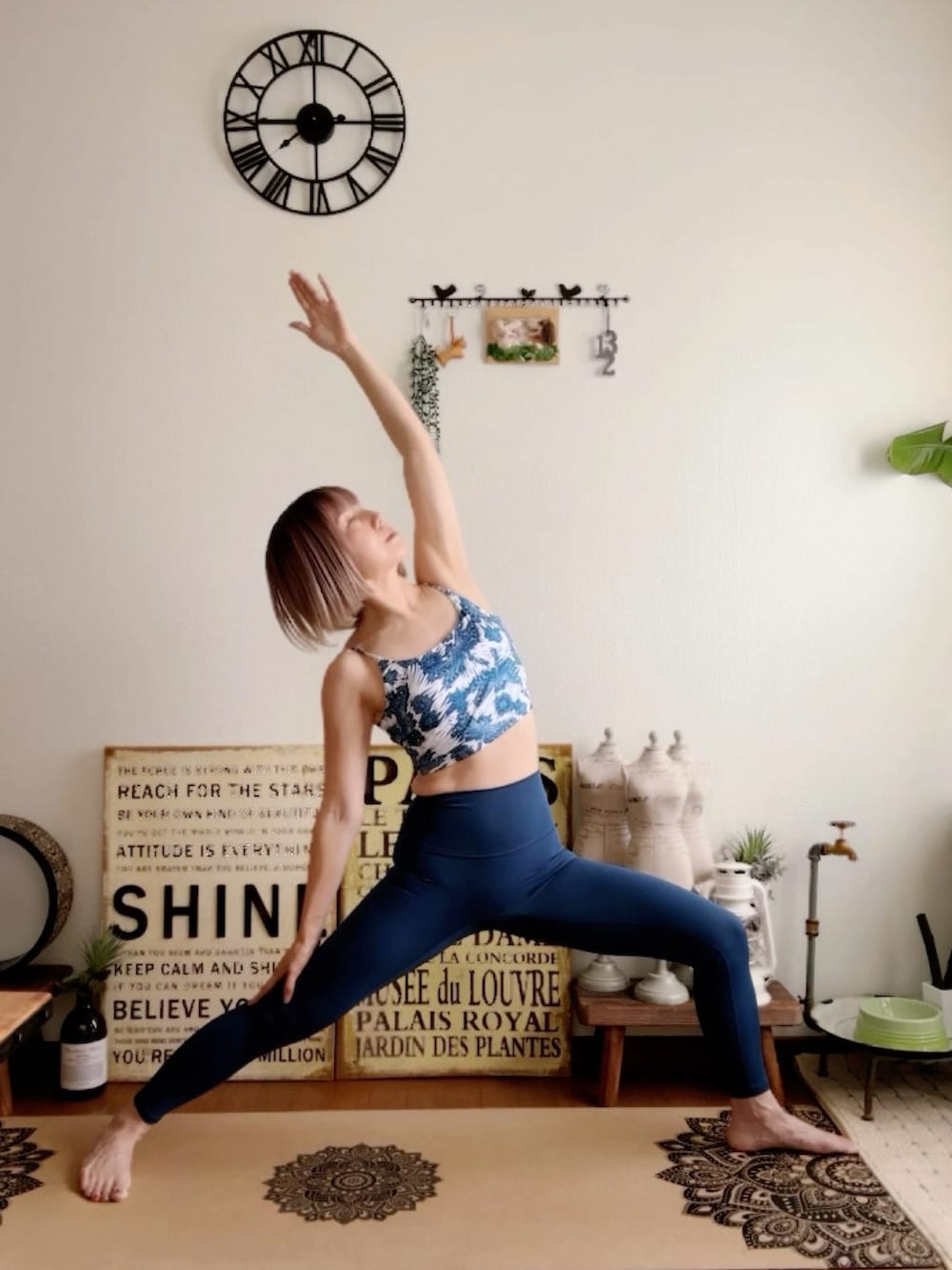 ピンク系のウィッグ、ブルー系のレギンス/スパッツを着用したレディースの夏コーディネートの2枚目の写真