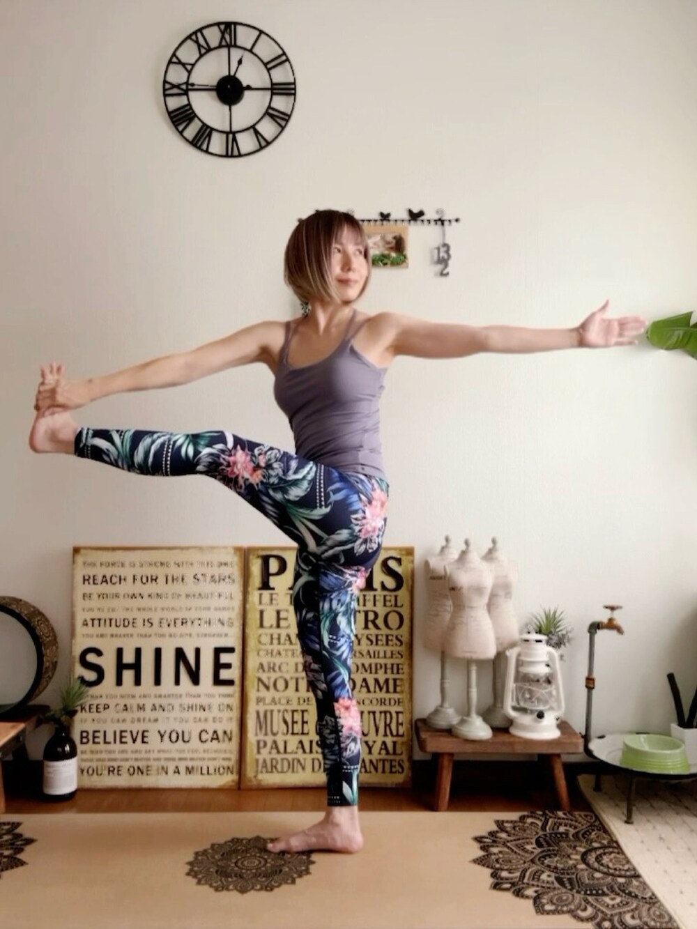 パープル系のキャミソール、ブルー系のレギンス/スパッツ、ピンク系のウィッグを着用したレディースの夏コーディネートの4枚目の写真