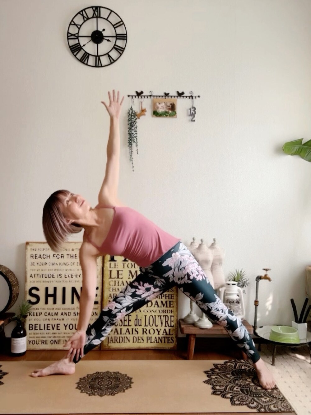 ピンク系のキャミソール、ピンク系のウィッグ、ブラック系のレギンス/スパッツを着用したレディースの夏コーディネートの4枚目の写真