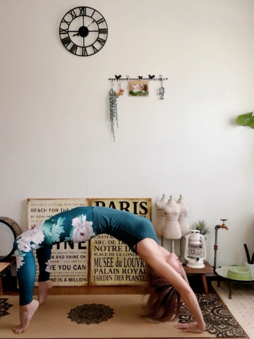 グリーン系のキャミソール、ピンク系のウィッグ、グリーン系のレギンス/スパッツを着用したレディースの夏コーディネートの5枚目の写真