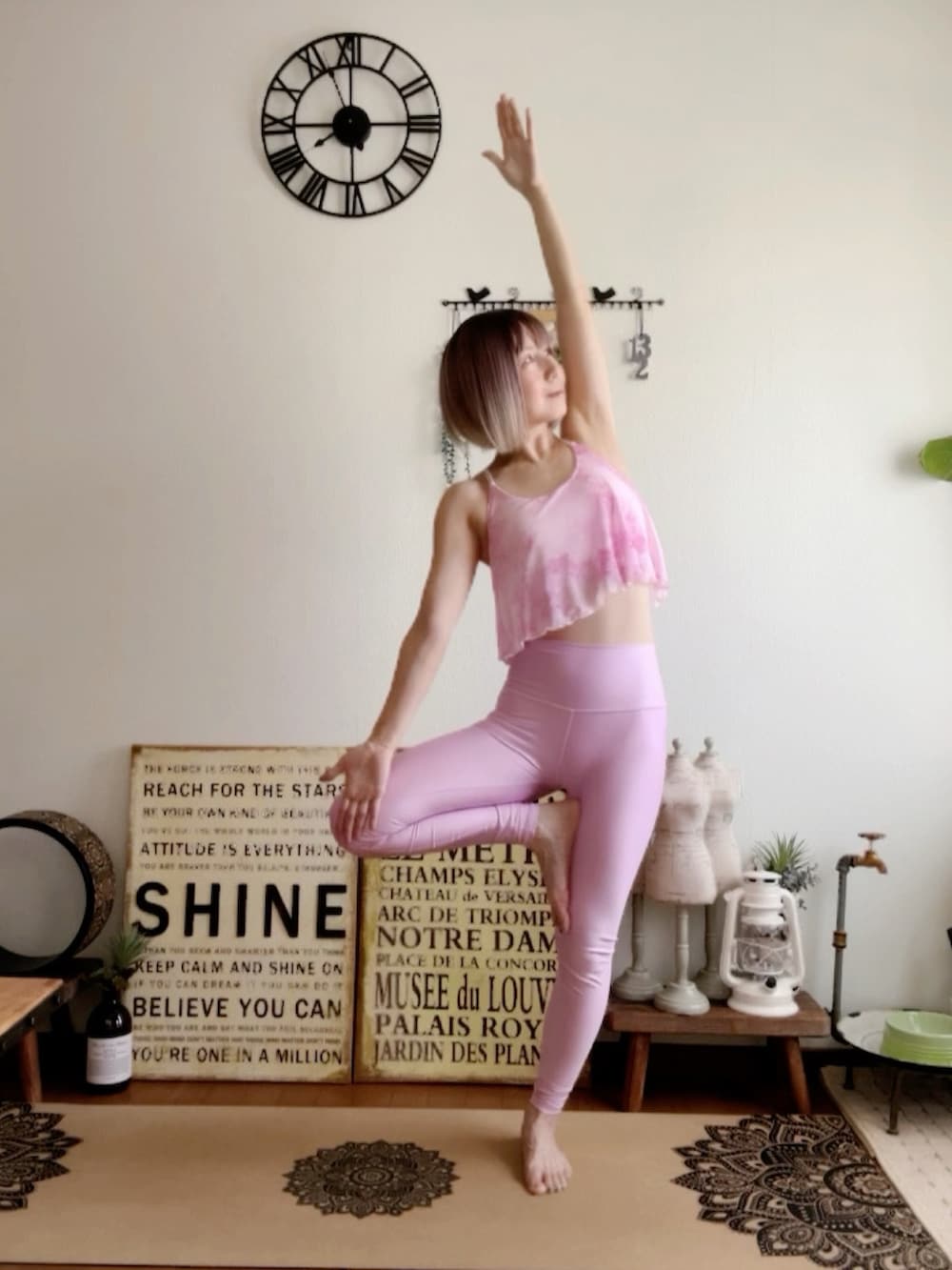 ピンク系のキャミソール、ピンク系のレギンス/スパッツ、ピンク系のウィッグを着用したレディースの秋コーディネートの3枚目の写真