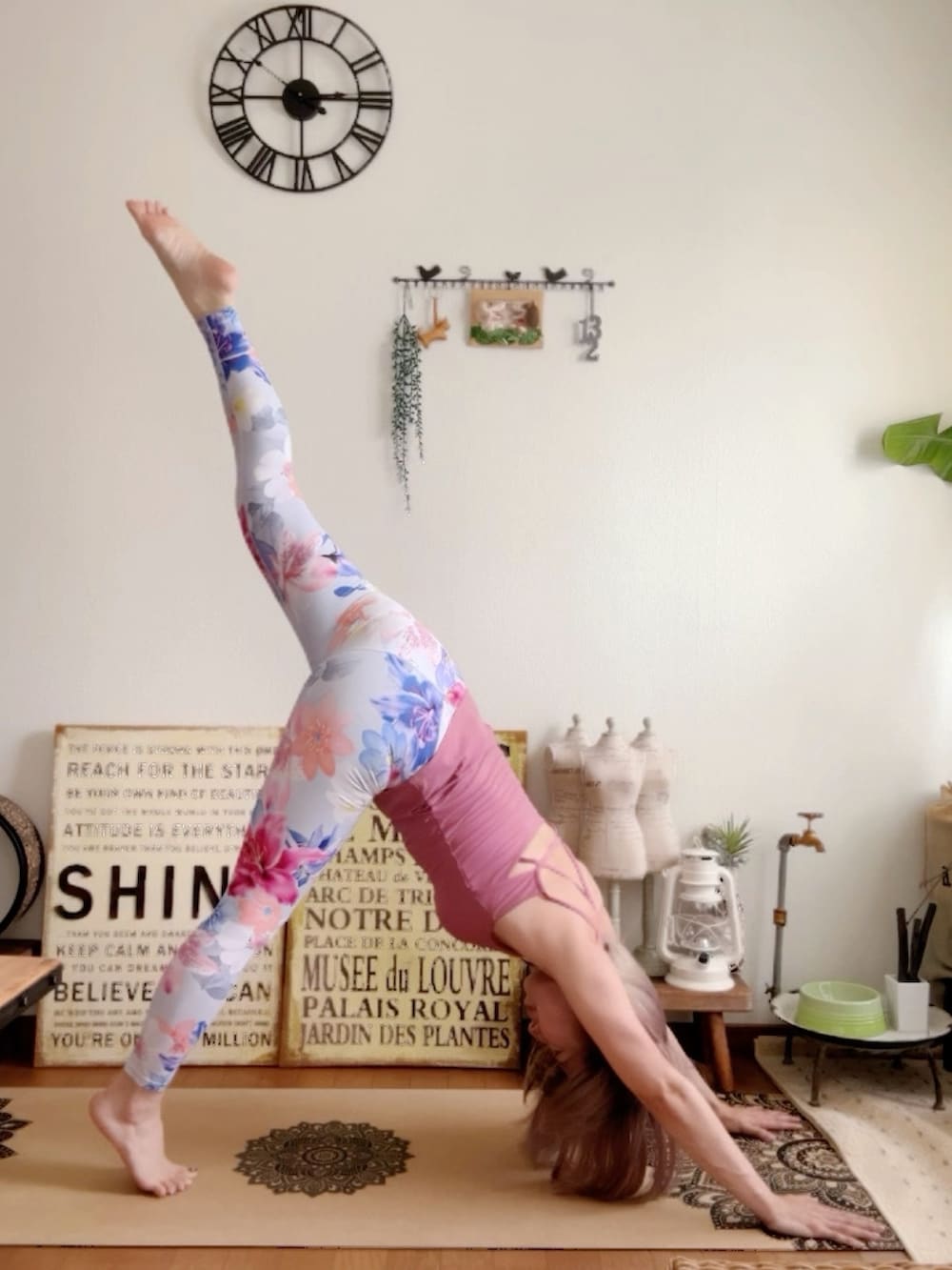 ピンク系のキャミソール、ピンク系のウィッグ、ブルー系のレギンス/スパッツを着用したレディースの夏コーディネートの5枚目の写真