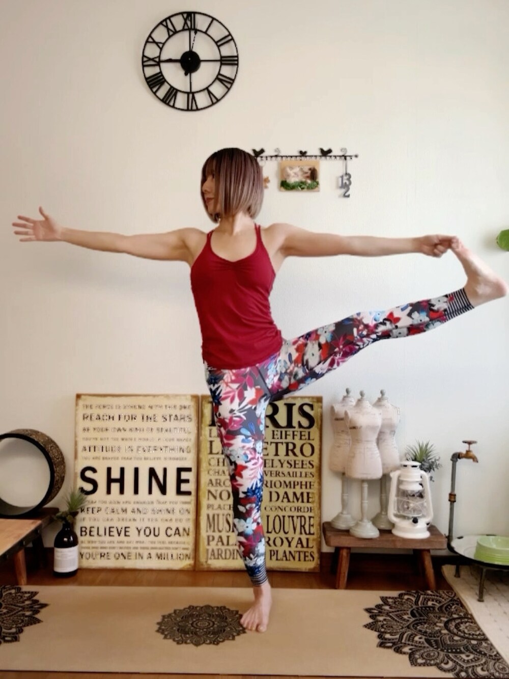 レッド系のキャミソール、その他のレギンス/スパッツ、ピンク系のウィッグを着用したレディースの夏コーディネートの2枚目の写真