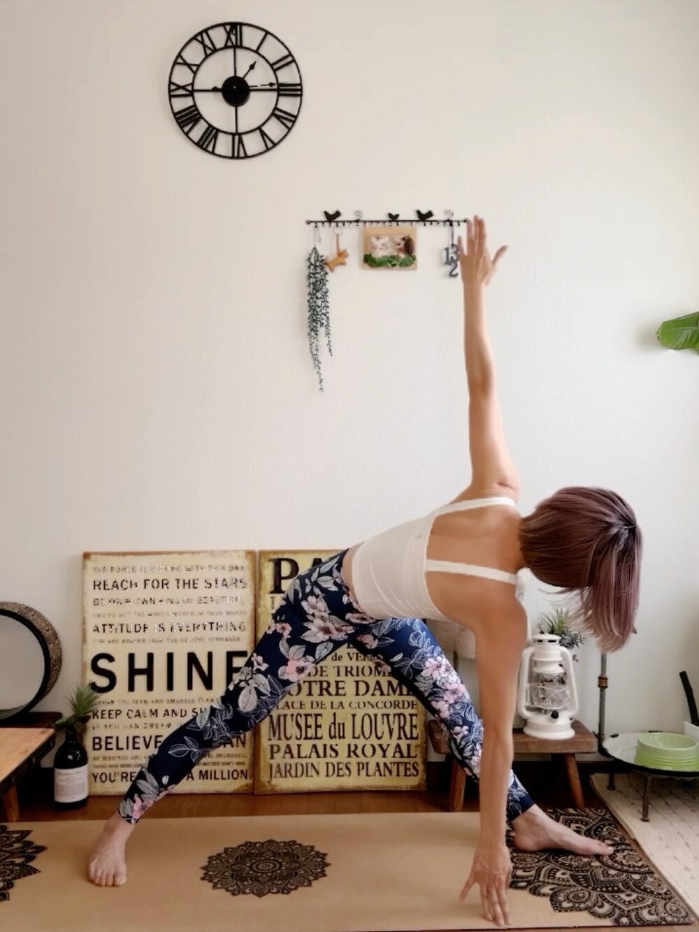 ホワイト系のキャミソール、ブルー系のレギンス/スパッツ、ピンク系のウィッグを着用したレディースの夏コーディネートの5枚目の写真