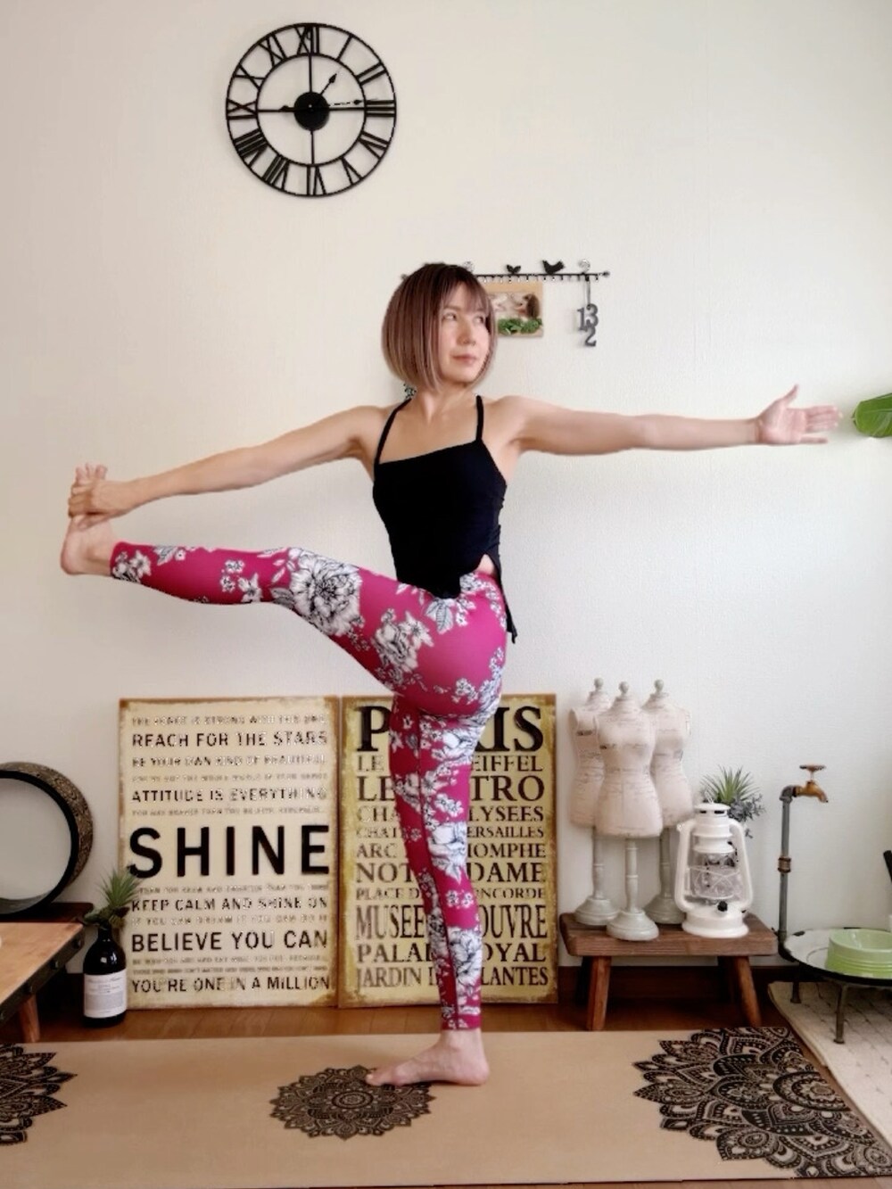 ブラック系のキャミソール、ピンク系のウィッグ、レッド系のレギンス/スパッツを着用したレディースの夏コーディネートの4枚目の写真