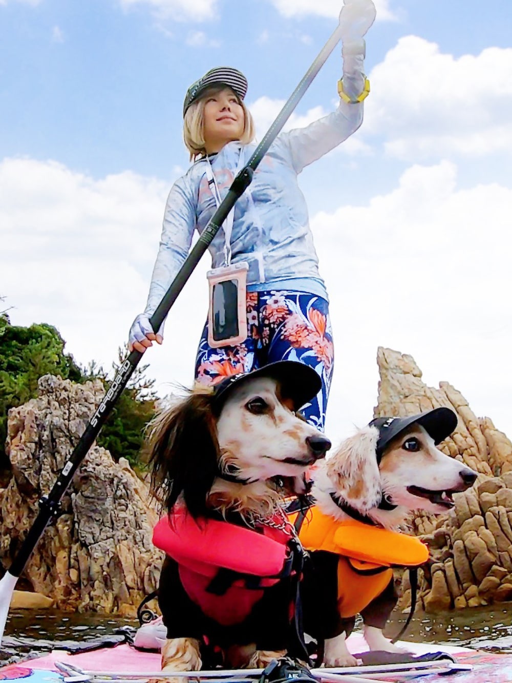 ブルー系のタンクトップ、ブルー系のレギンス/スパッツ、ブルー系のラッシュガードを着用したレディースの秋コーディネートの2枚目の写真