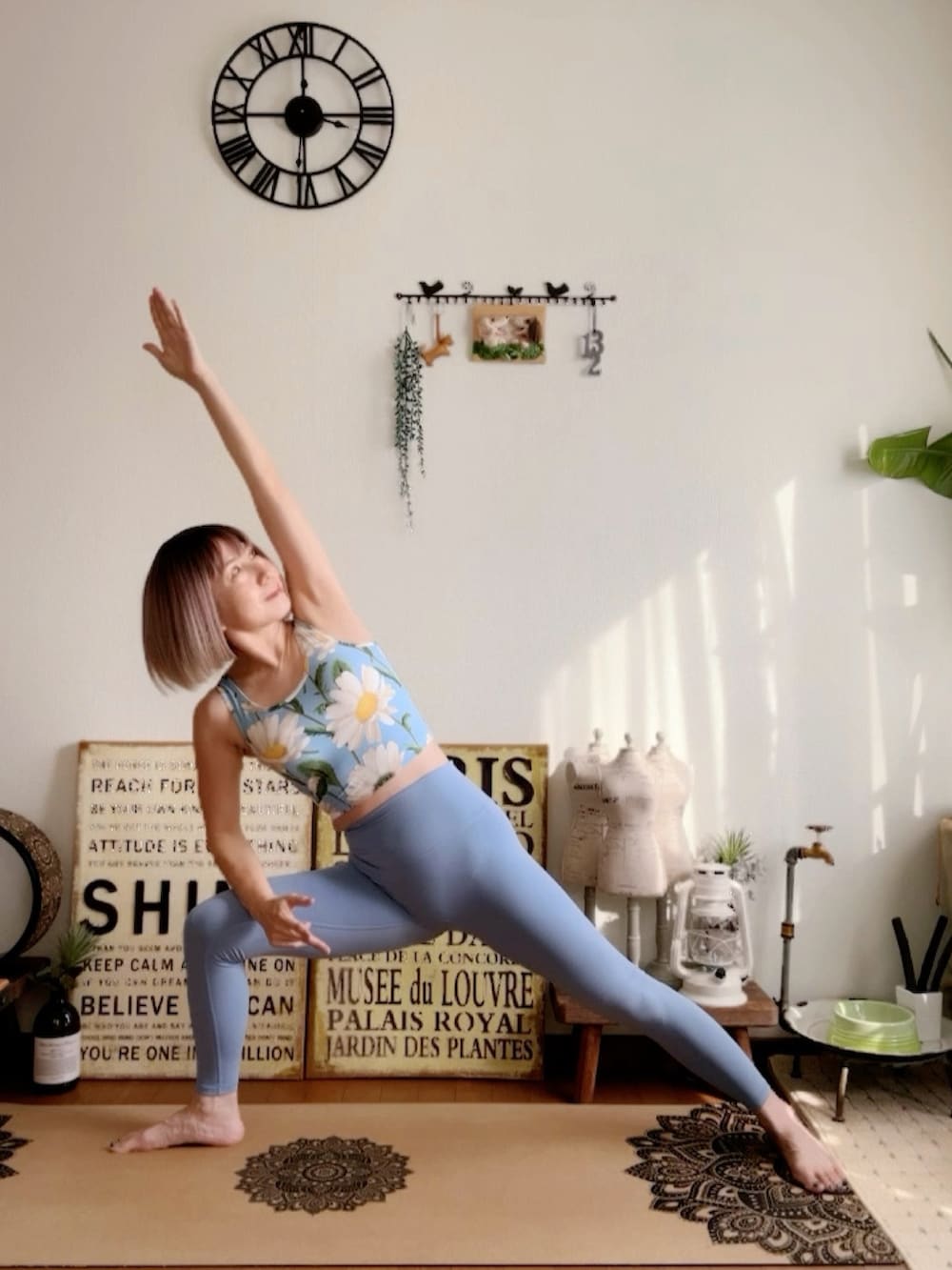 ブルー系のキャミソール、ブルー系のレギンス/スパッツ、ピンク系のウィッグを着用したレディースの秋コーディネートの3枚目の写真