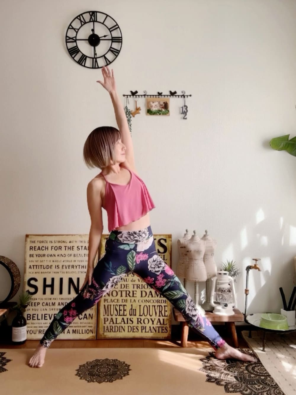 ピンク系のキャミソール、ブルー系のレギンス/スパッツ、ピンク系のウィッグを着用したレディースの秋コーディネートの5枚目の写真