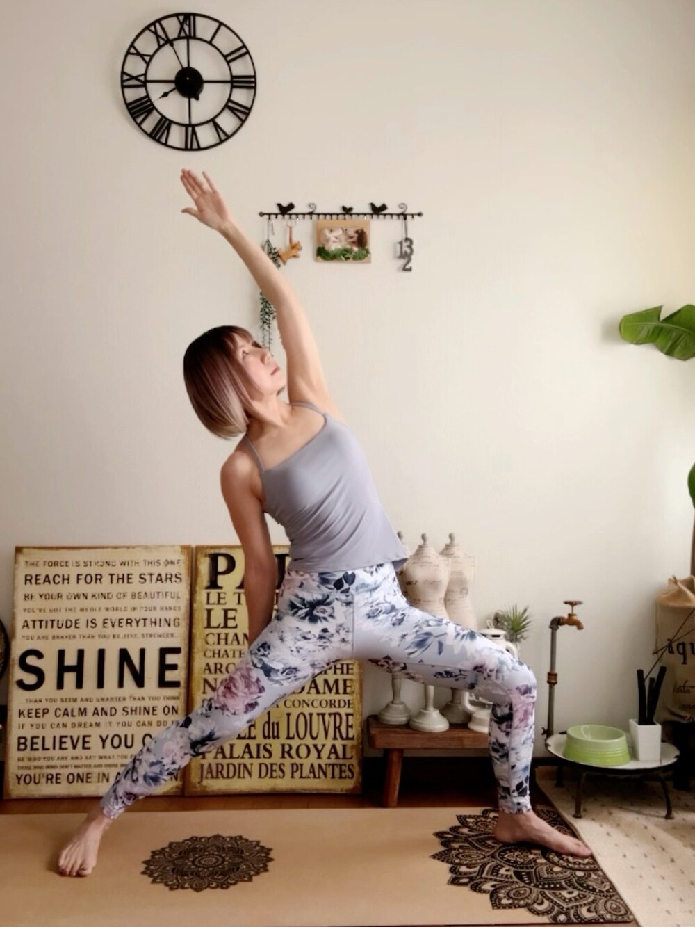 ブルー系のキャミソール、ブルー系のレギンス/スパッツ、ピンク系のウィッグを着用したレディースの夏コーディネートの3枚目の写真