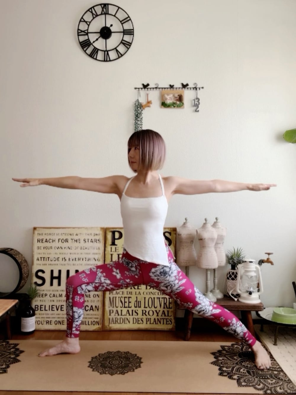 ホワイト系のキャミソール、ピンク系のウィッグ、レッド系のレギンス/スパッツを着用したレディースの秋コーディネートの3枚目の写真