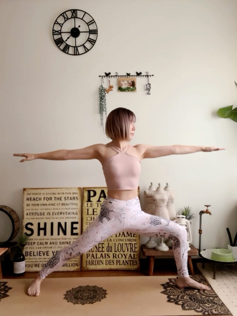 ピンク系のキャミソール、ピンク系のウィッグ、ピンク系のレギンス/スパッツを着用したレディースの秋コーディネートの3枚目の写真