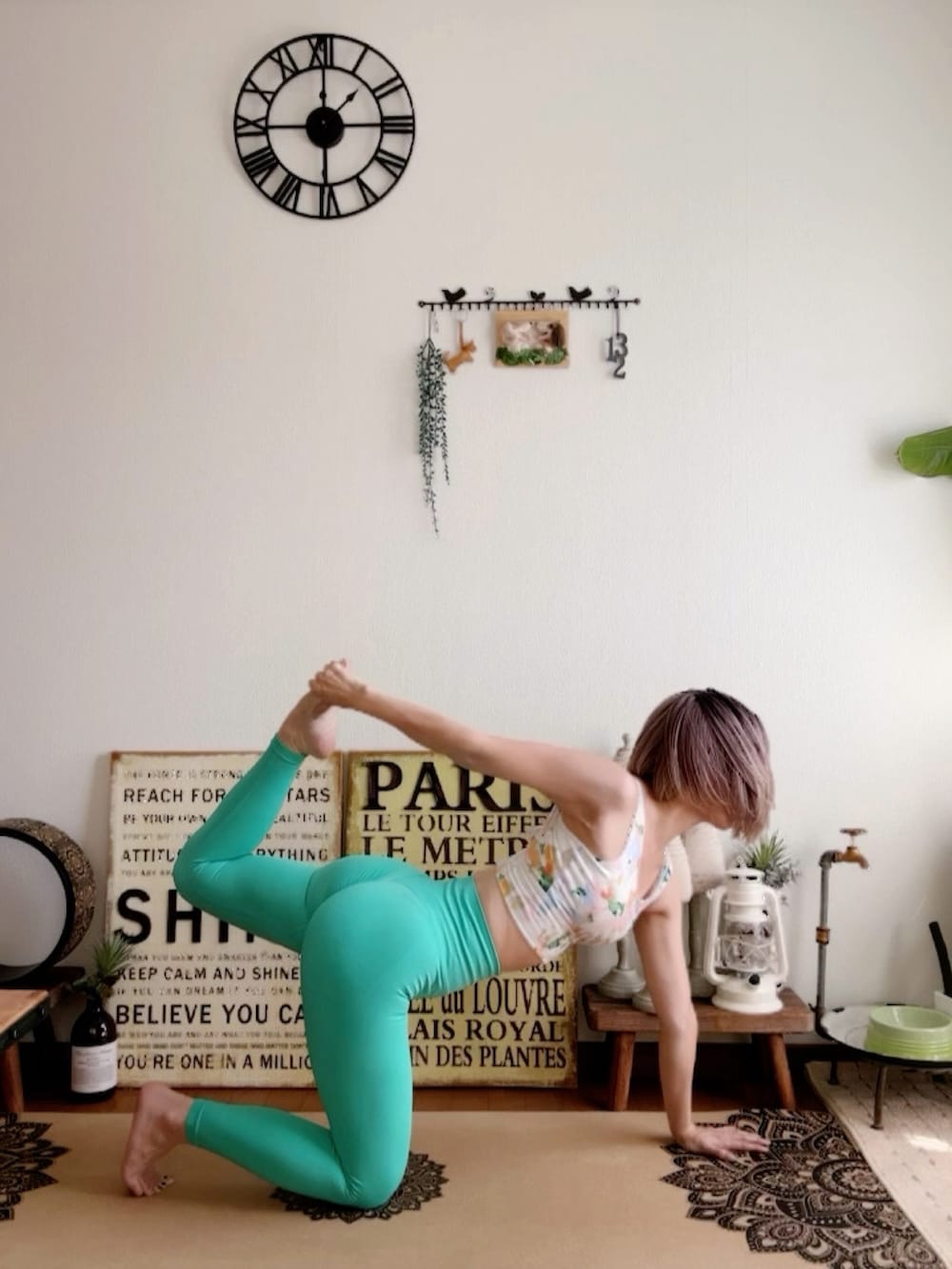 ブルー系のキャミソール、グリーン系のレギンス/スパッツ、ピンク系のウィッグを着用したレディースの夏コーディネートの5枚目の写真