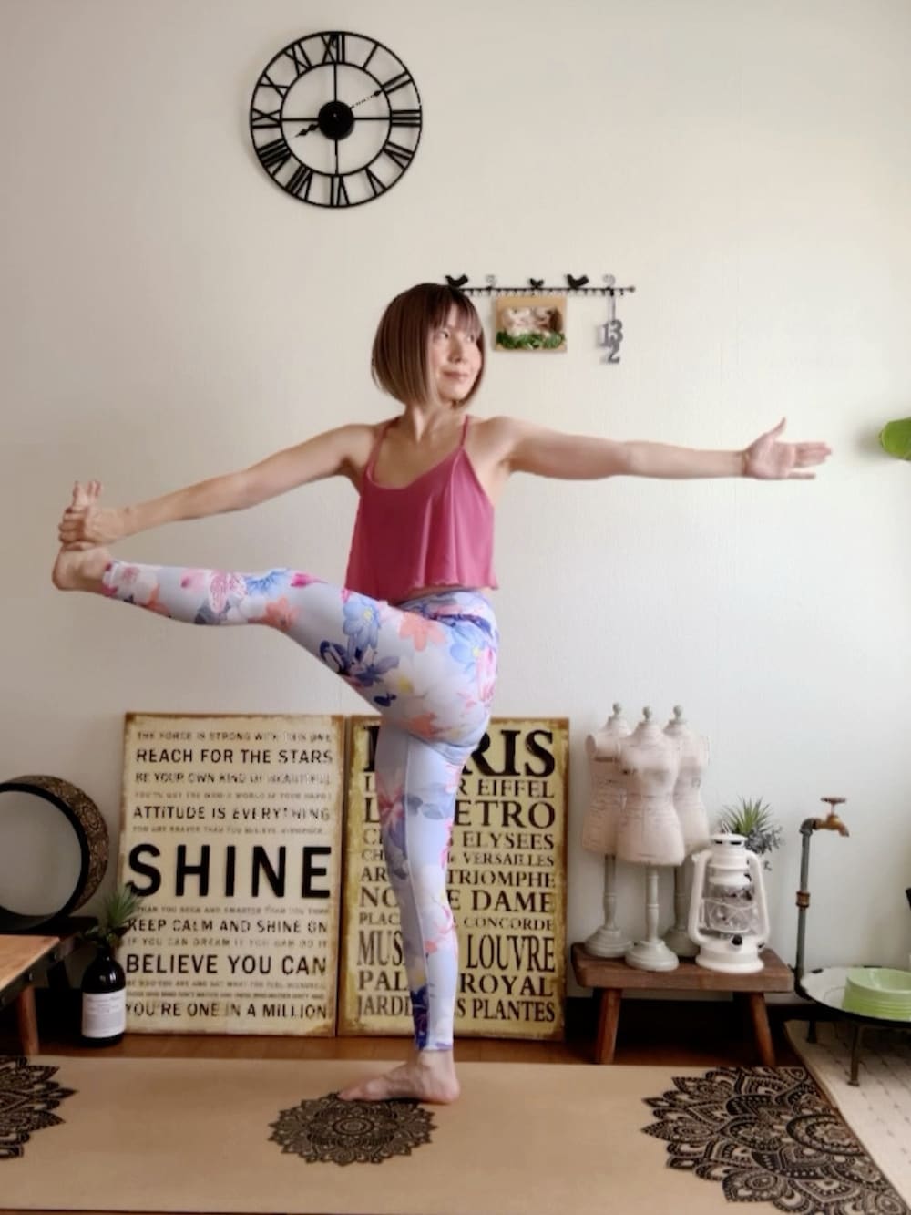 ピンク系のキャミソール、ブルー系のレギンス/スパッツ、ピンク系のウィッグを着用したレディースの秋コーディネートの2枚目の写真