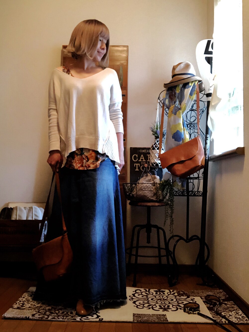 ホワイト系のニット/セーター、その他のタンクトップ、ブルー系のデニムスカートを着用したレディースの春コーディネートの2枚目の写真