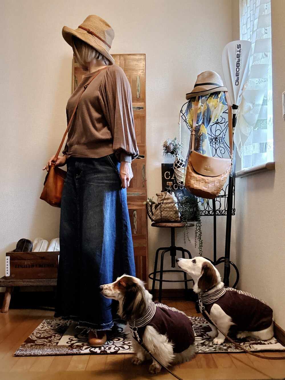 グリーン系のニット/セーター、イエロー系のショルダーバッグ、ブルー系のデニムスカートを着用したレディースの秋コーディネートの2枚目の写真