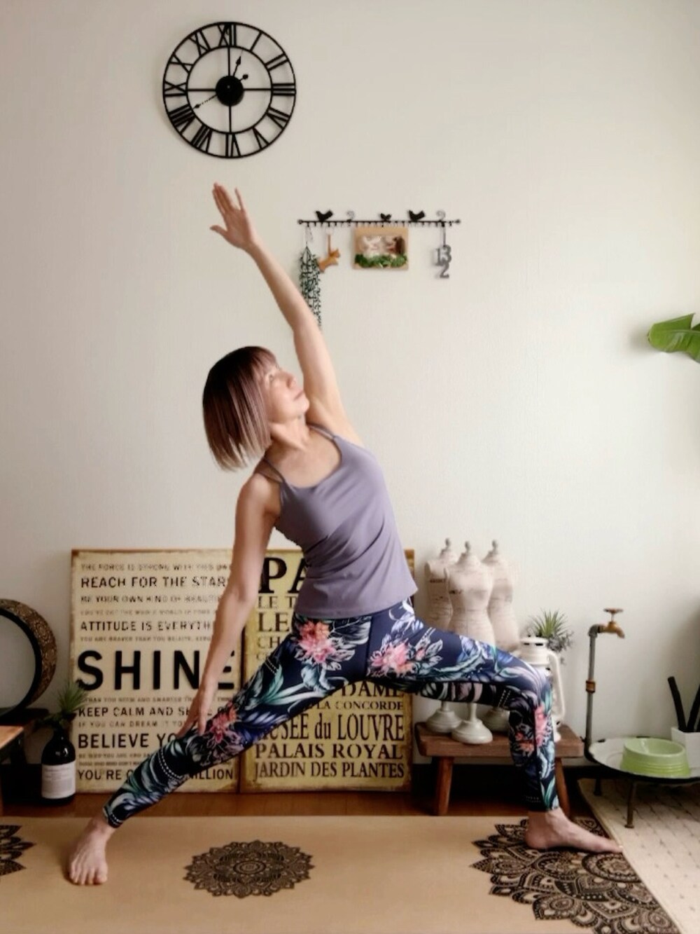 パープル系のキャミソール、ブルー系のレギンス/スパッツ、ピンク系のウィッグを着用したレディースの夏コーディネートの3枚目の写真