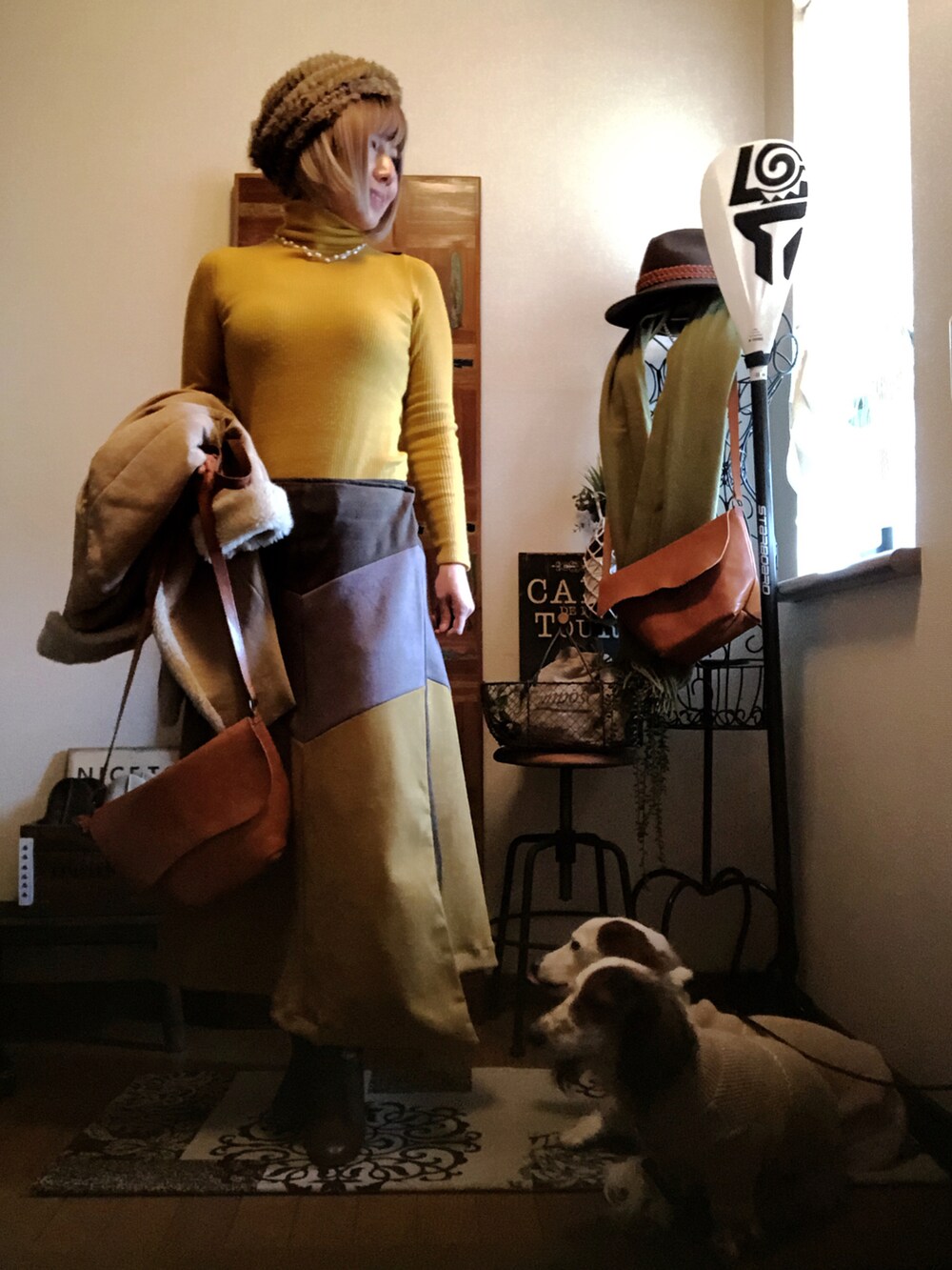 イエロー系のショルダーバッグ、ベージュ系のムートンコート、イエロー系のニット/セーターを着用したレディースの冬コーディネートの4枚目の写真