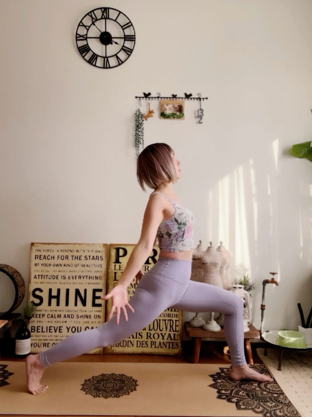 パープル系のキャミソール、パープル系のレギンス/スパッツ、ピンク系のウィッグを着用したレディースの秋コーディネートの4枚目の写真