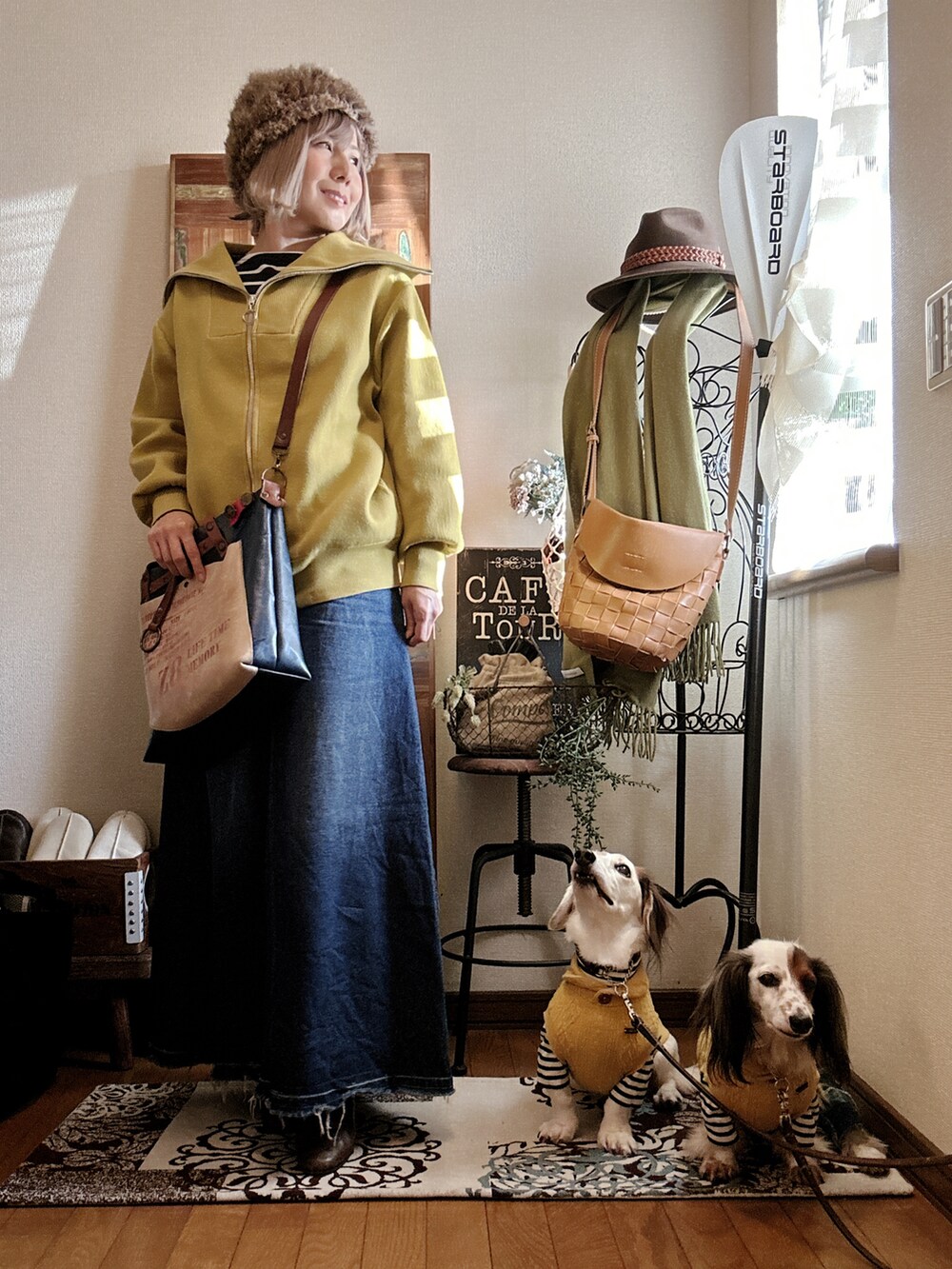 イエロー系のブルゾン、ブルー系のTシャツ/カットソー、ブルー系のトートバッグを着用したレディースの秋コーディネートの2枚目の写真