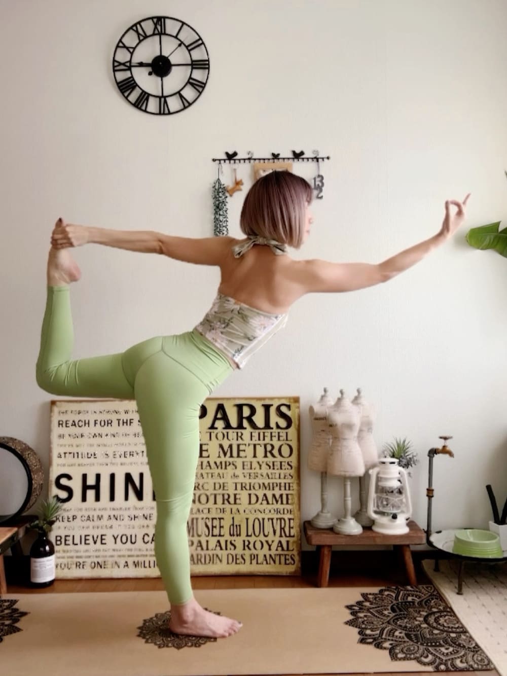 グリーン系のキャミソール、ピンク系のウィッグ、グリーン系のレギンス/スパッツを着用したレディースの秋コーディネートの2枚目の写真