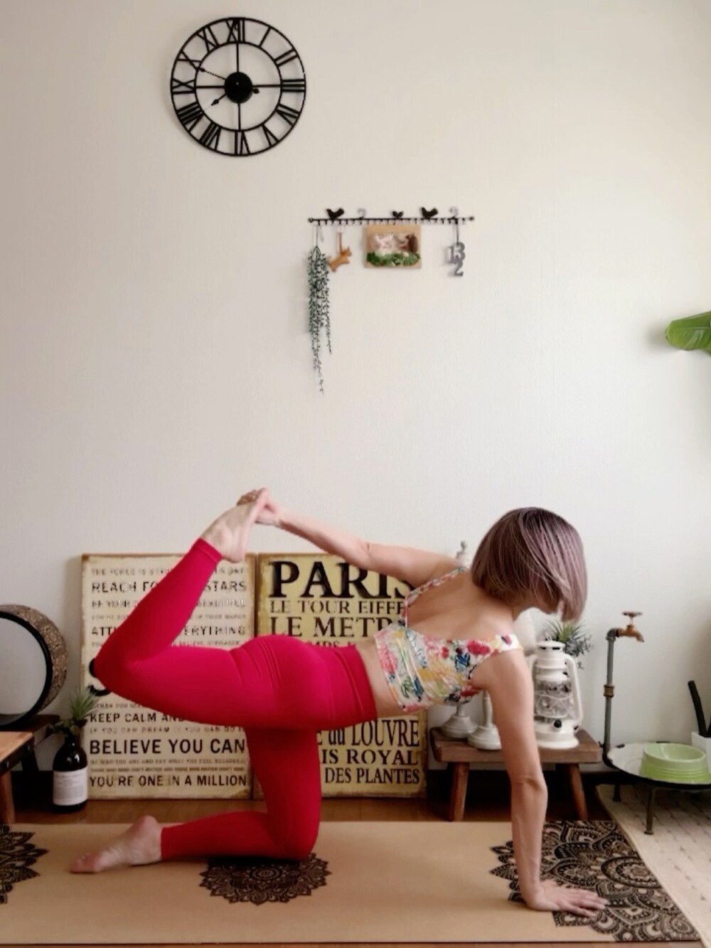 その他のキャミソール、レッド系のレギンス/スパッツ、ピンク系のウィッグを着用したレディースの夏コーディネートの4枚目の写真