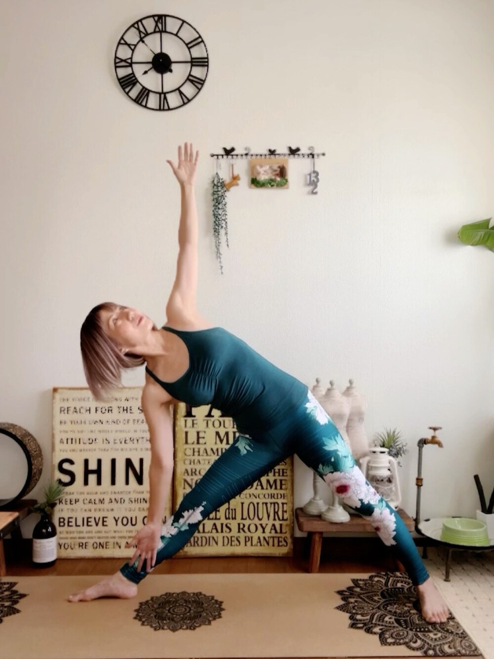 グリーン系のキャミソール、ピンク系のウィッグ、グリーン系のレギンス/スパッツを着用したレディースの夏コーディネートの4枚目の写真