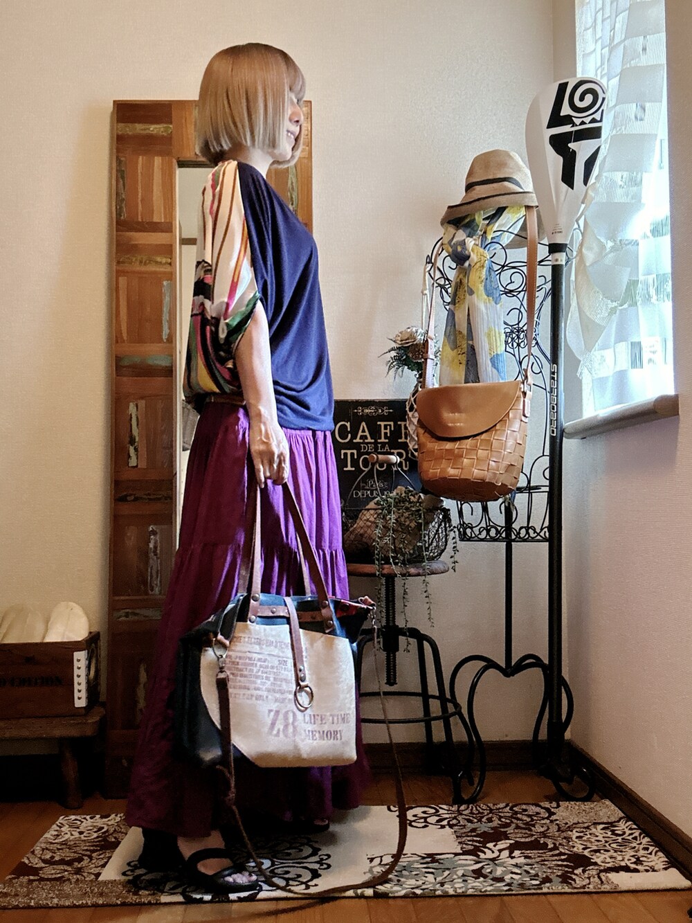 ブルー系のTシャツ/カットソー、ピンク系のスカート、ブラック系のサンダルを着用したレディースの夏コーディネートの2枚目の写真