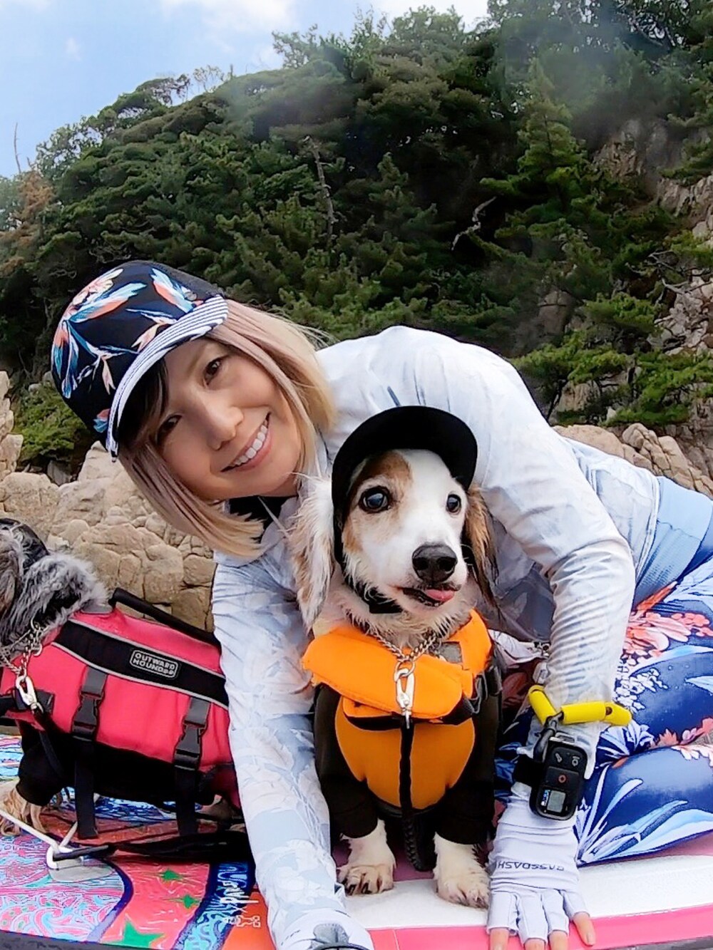 ブルー系のタンクトップ、ブルー系のレギンス/スパッツ、ブルー系のラッシュガードを着用したレディースの秋コーディネートの4枚目の写真