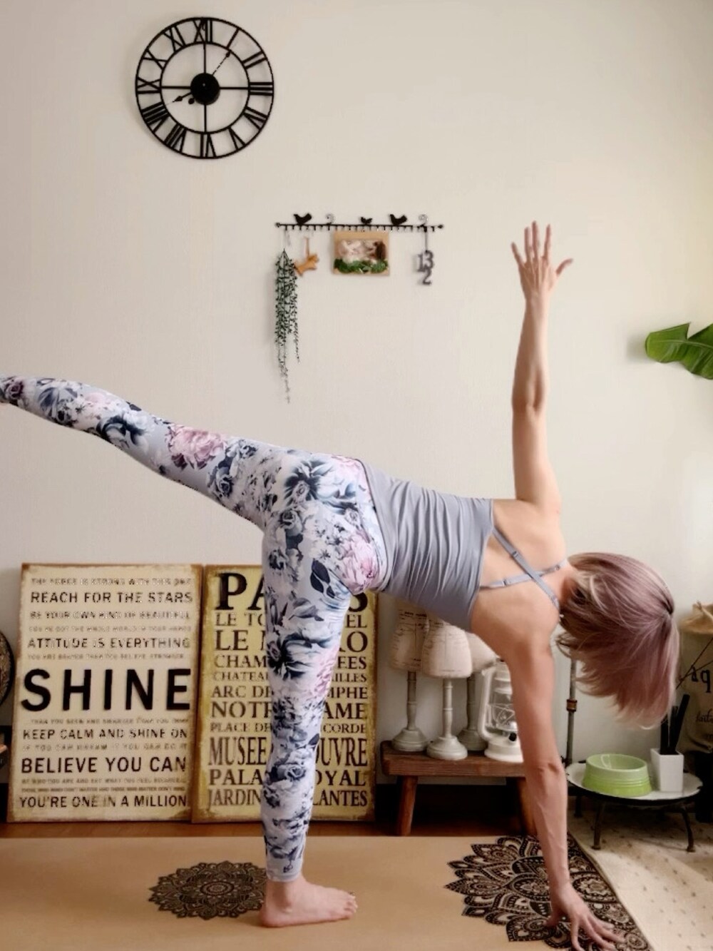 ブルー系のキャミソール、ブルー系のレギンス/スパッツ、ピンク系のウィッグを着用したレディースの夏コーディネートの5枚目の写真