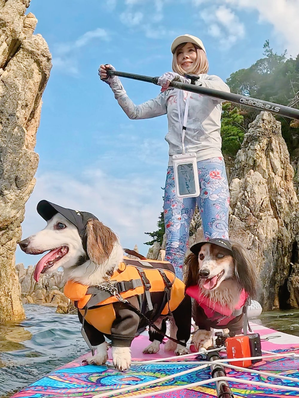 ホワイト系のキャップ、ブルー系のラッシュガード、ブルー系のレギンス/スパッツを着用したレディースの夏コーディネートの3枚目の写真