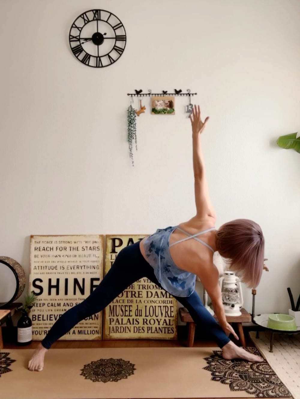 ブルー系のキャミソール、ブルー系のレギンス/スパッツ、ピンク系のウィッグを着用したレディースの秋コーディネートの5枚目の写真