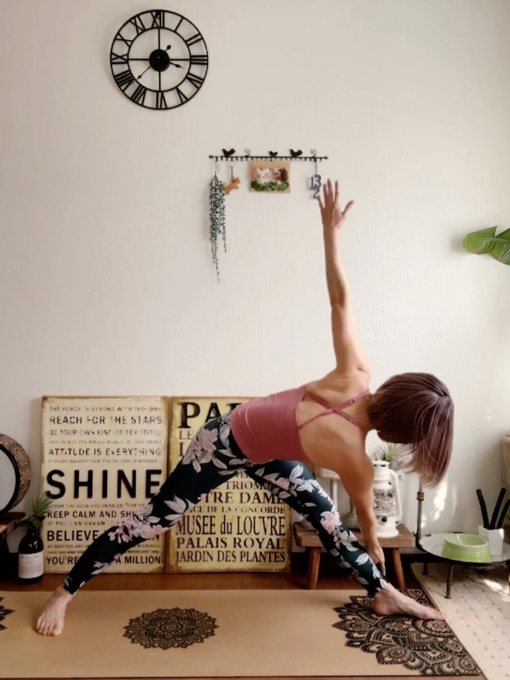 ピンク系のキャミソール、ピンク系のウィッグ、ブラック系のレギンス/スパッツを着用したレディースの夏コーディネートの5枚目の写真