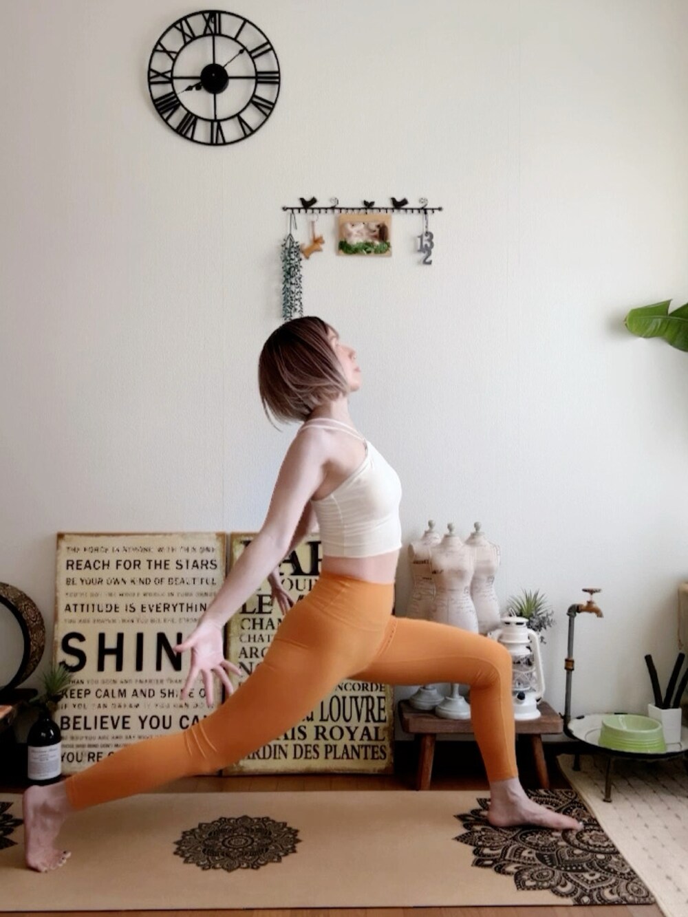 ホワイト系のキャミソール、オレンジ系のレギンス/スパッツ、ピンク系のウィッグを着用したレディースの夏コーディネートの4枚目の写真