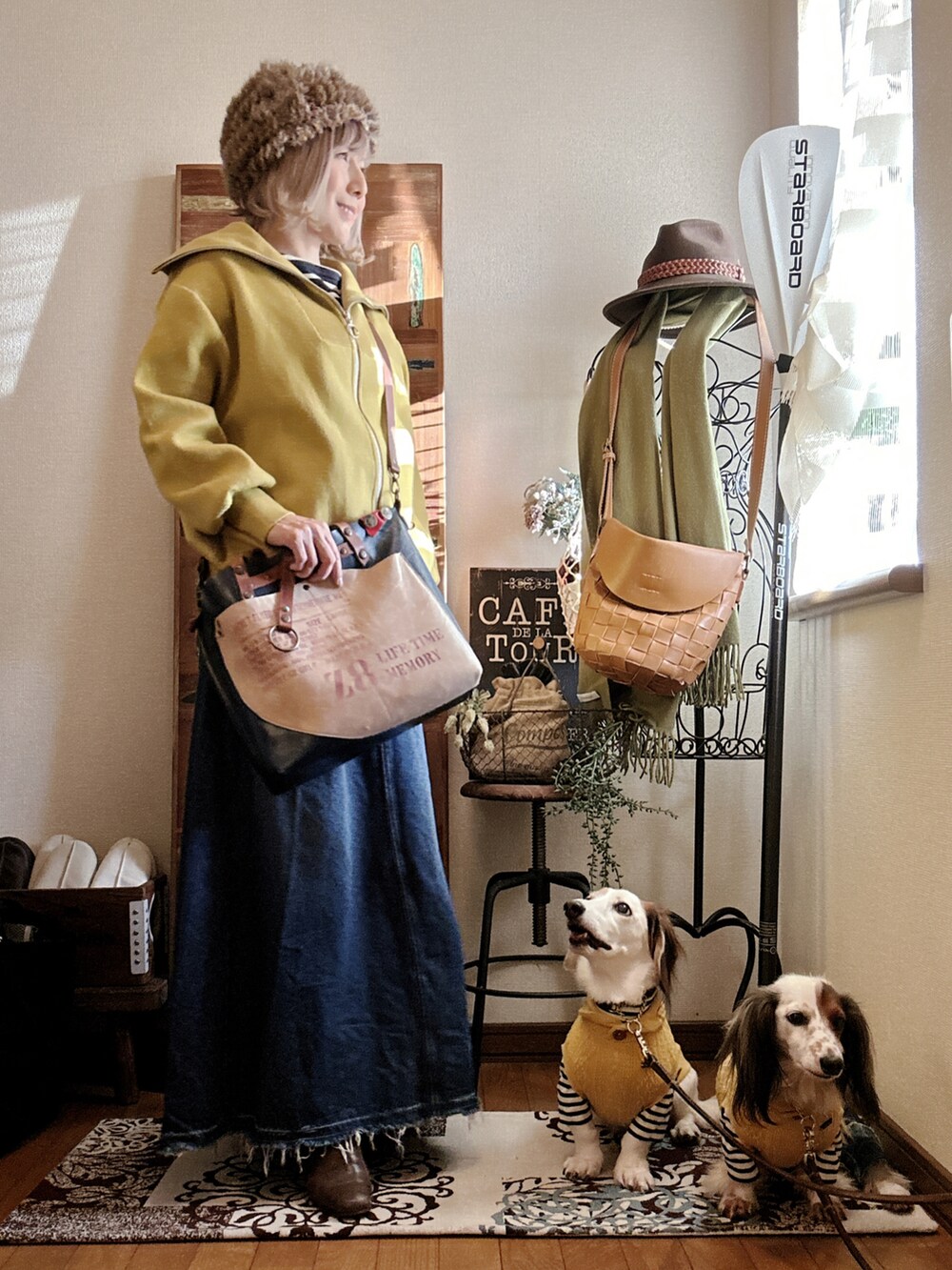 イエロー系のブルゾン、ブルー系のTシャツ/カットソー、ブルー系のトートバッグを着用したレディースの秋コーディネートの3枚目の写真