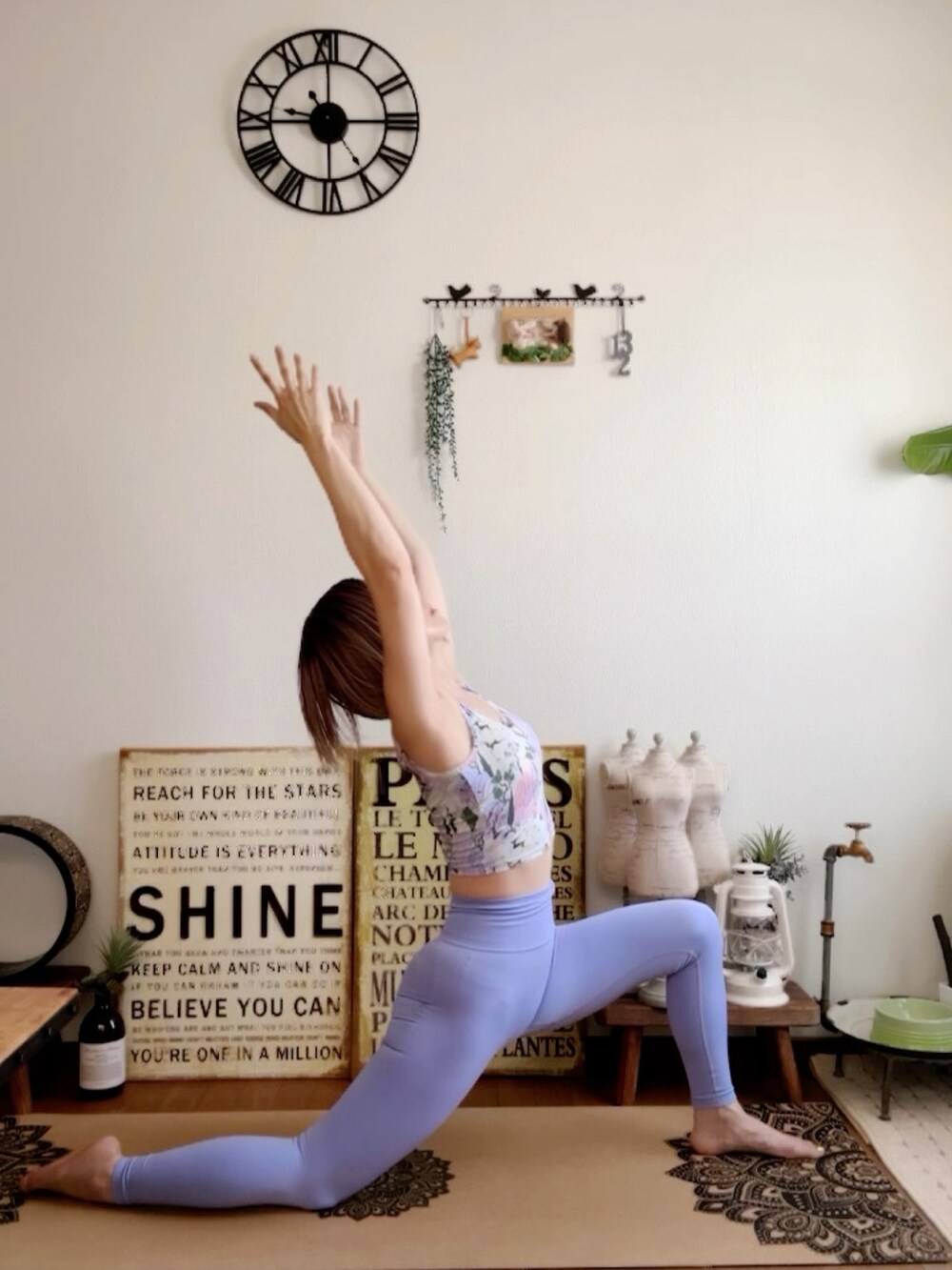 パープル系のキャミソール、パープル系のレギンス/スパッツ、ピンク系のウィッグを着用したレディースの夏コーディネートの4枚目の写真